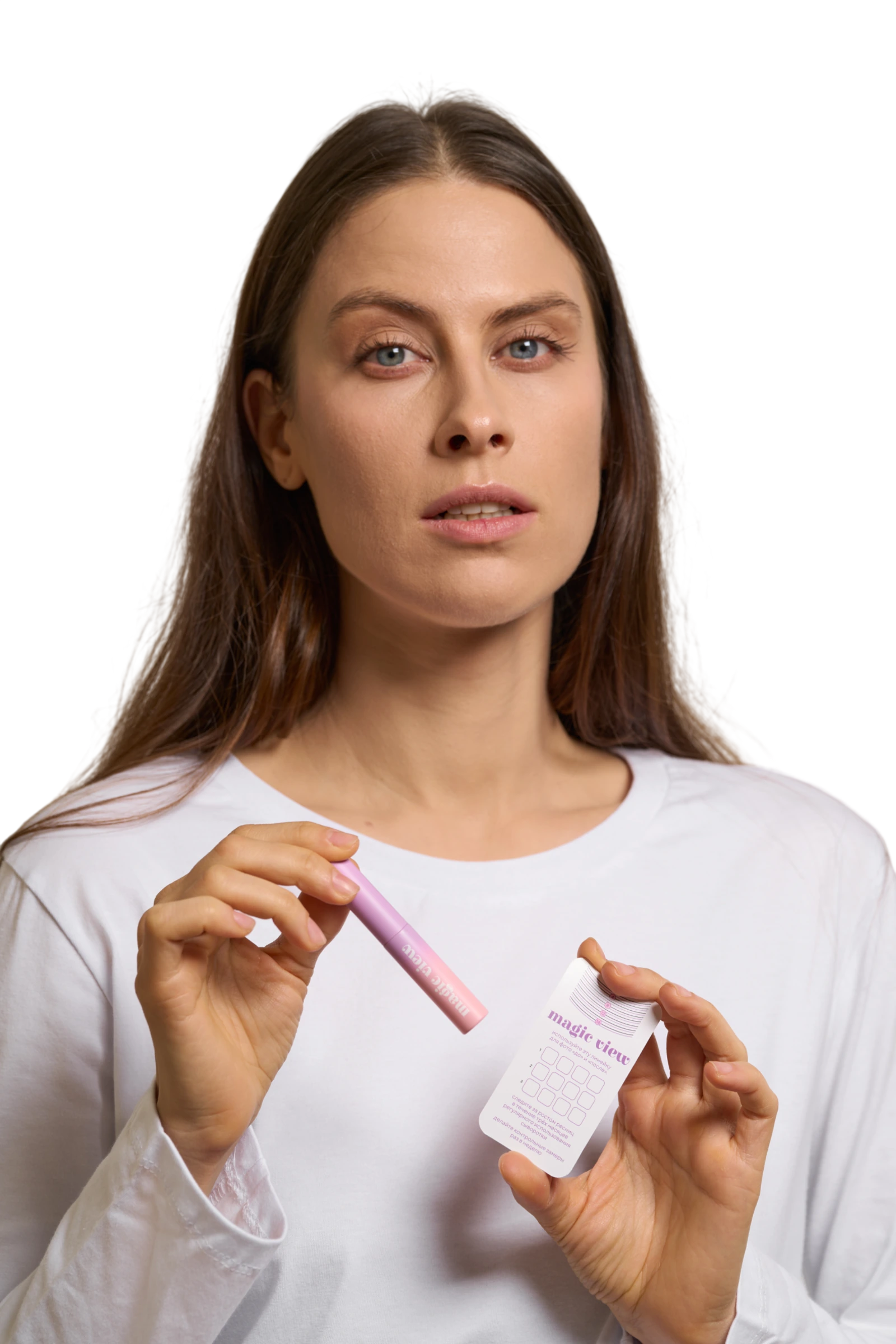 Девушка держит сыворотку и sachet Magic View
